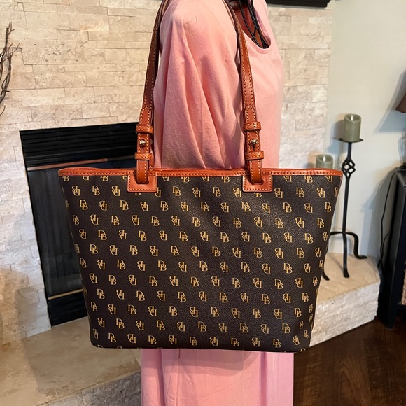 Dooney and Bourke tote - Picture 2 of 9
